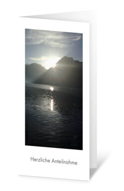Illustration einer hochformatigen Trauerkarte mit einem Sonnenuntergang über einem Berg mit See